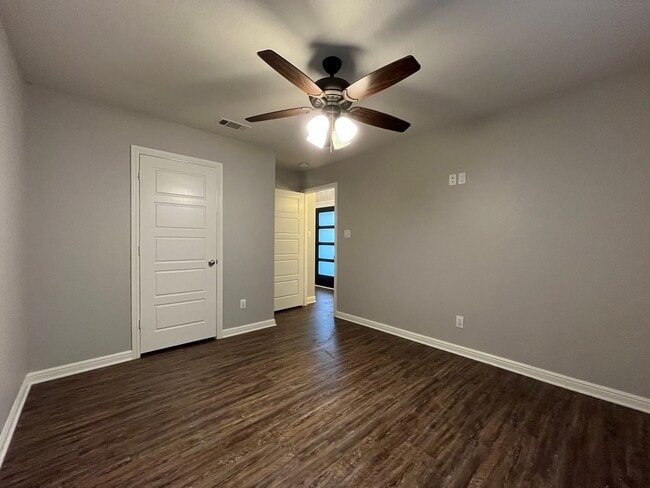 Building Photo - 5429 Meadow Ridge Dr
