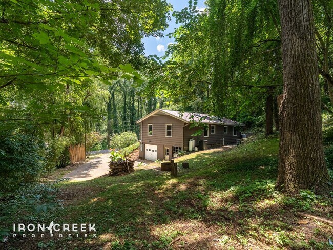 Building Photo - Mountain Retreat with Sunroom & Blue Ridge...