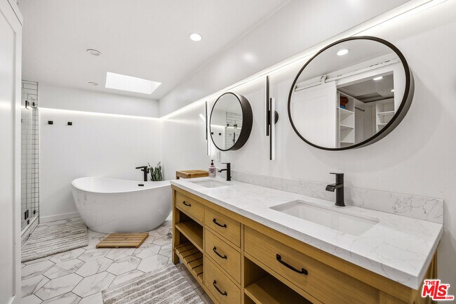 Building Photo - 22428 Victory Blvd