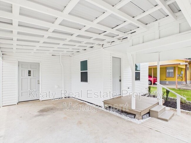 Building Photo - 908 St Charles St