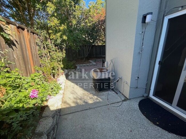 Building Photo - Spacious Town house in Pleasant Hill Now Available!