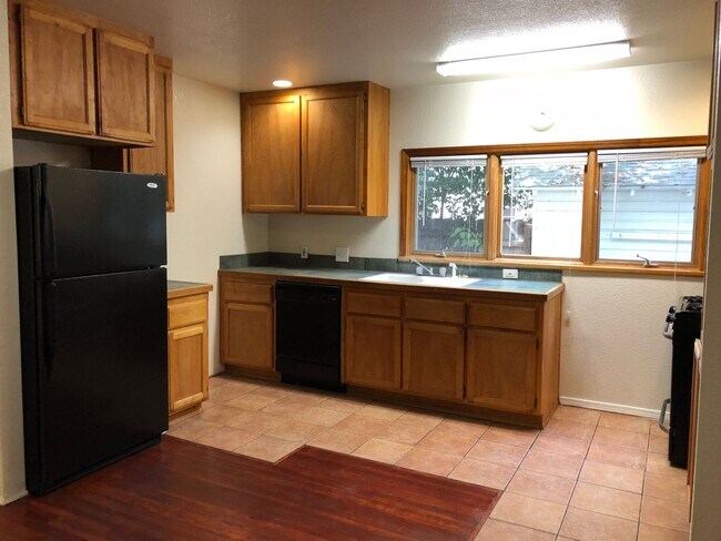 Building Photo - *RESERVE FOR SUMMER 2026* 5 Bedroom 3 Bath...