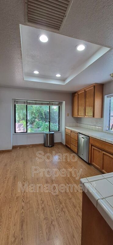 Building Photo - 642 Silvertop Way
