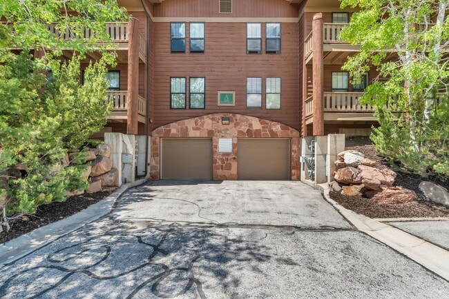 Building Photo - Pinebrook Pointe