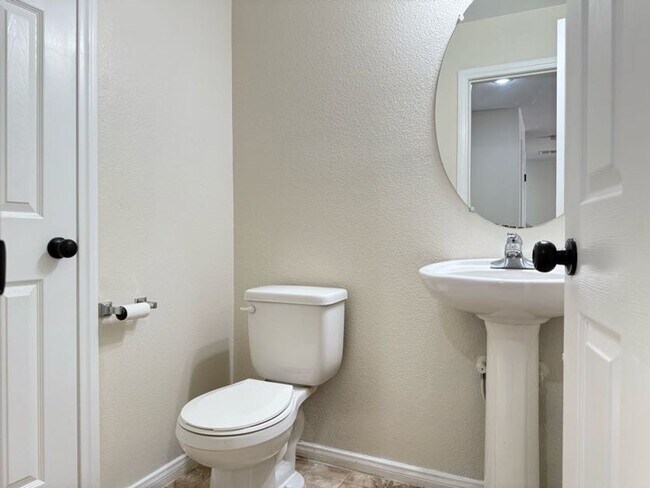 Building Photo - 4 Bedrooms, Den, and Loft
