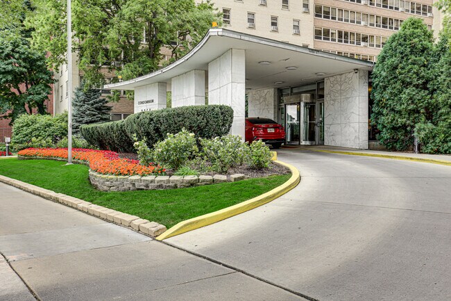 Building Photo - 3950 N Lake Shore Dr