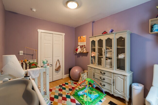 Building Photo - Two Bed East Kensington Townhouse