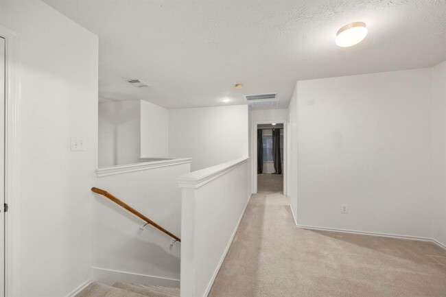 Building Photo - 12475 Saratoga Woods Ln