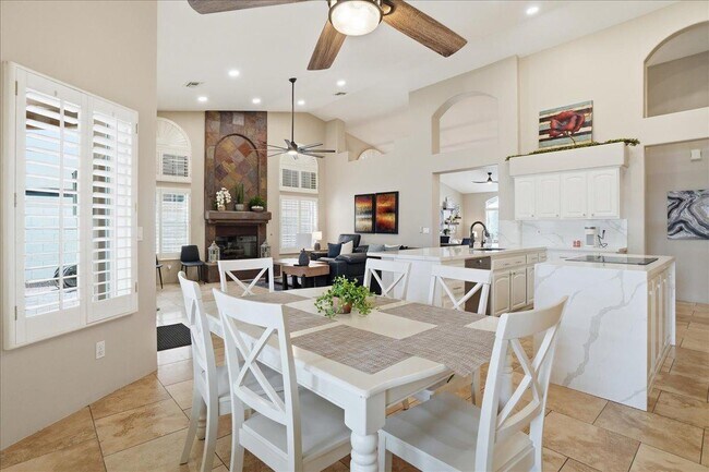 Building Photo - 1909 E Coral Tree Dr