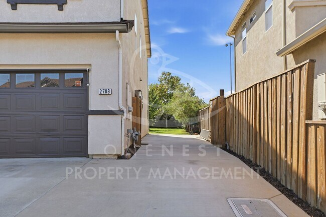 Building Photo - 2708 Woodfield Way