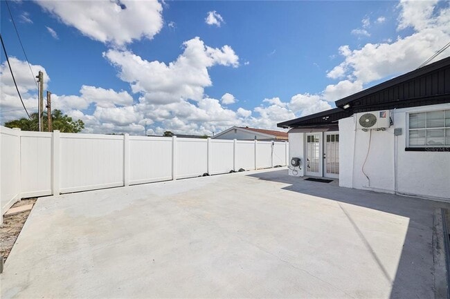 Building Photo - 6804 N Hubert Ave