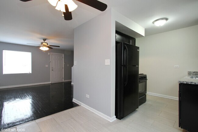 Building Photo - MUST SEE!!!