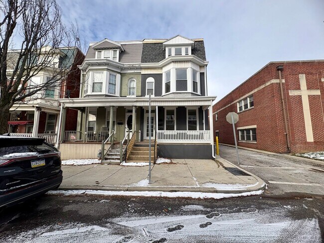 Building Photo - 133 W Maple St