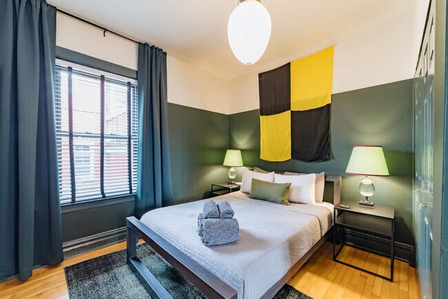 Building Photo - 1708 W Waveland Ave