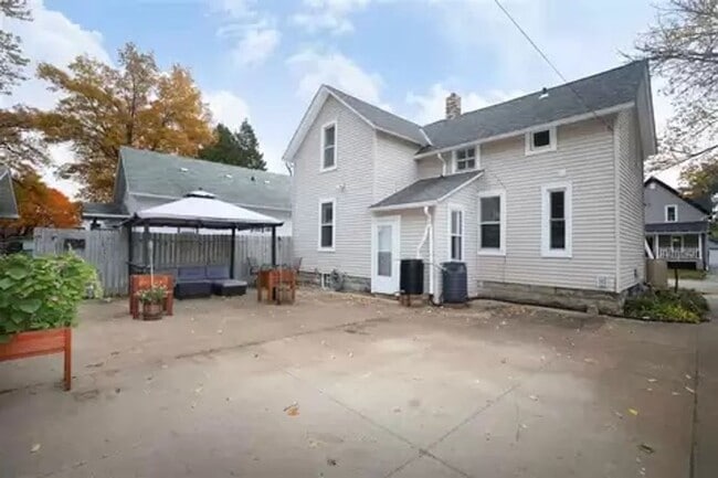 Building Photo - Walkable to downtown Appleton