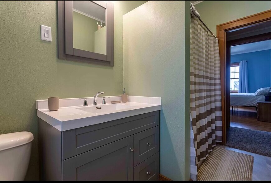 1st floor full bath - 1215 Mount Pleasant St