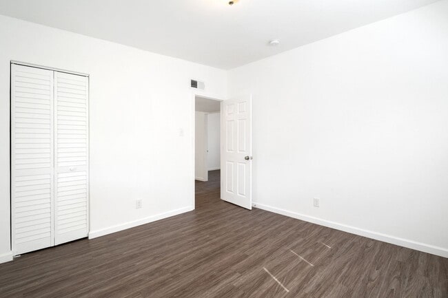 Building Photo - Great fully rehabbed Rental in University ...