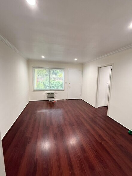 Building Photo - 515 Thompson Ave