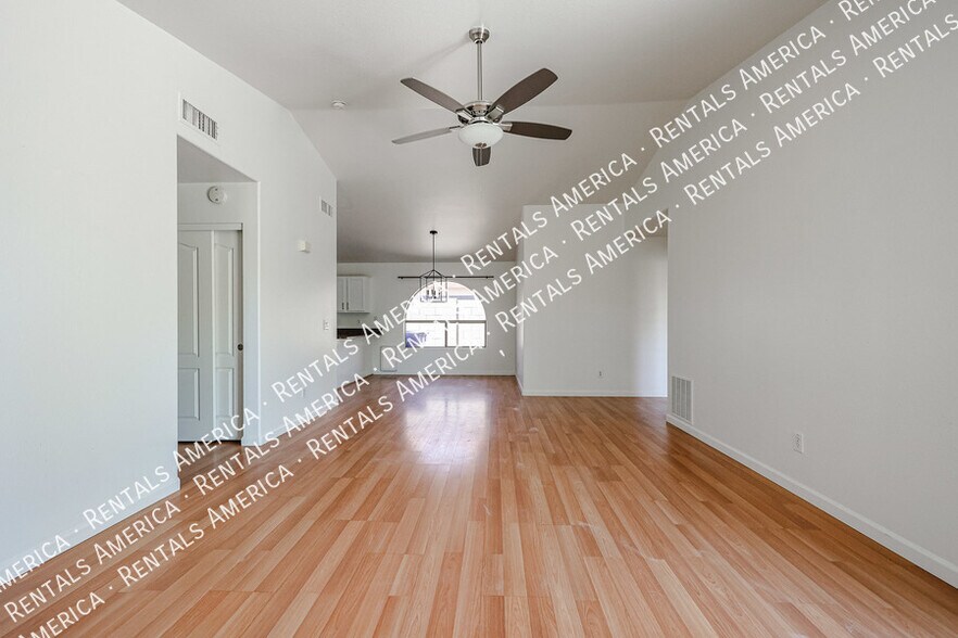 Building Photo - 568 E Sherri Dr