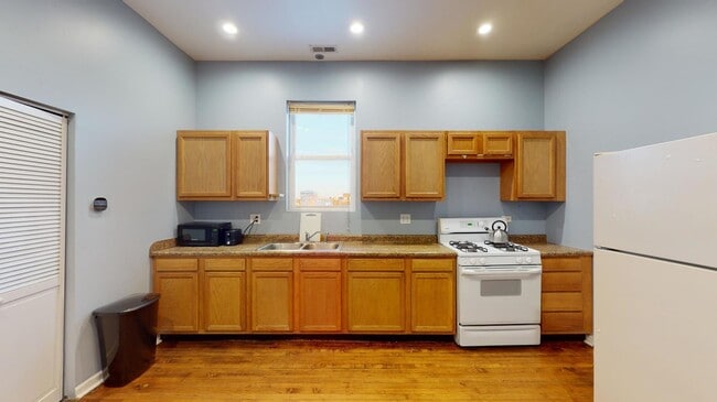 Building Photo - 1945 W Cermak Rd