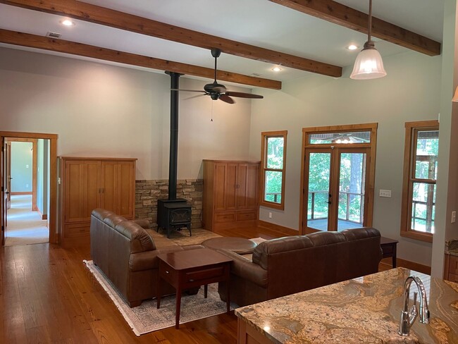 Building Photo - Charming 2 Bed, 2 Bath Custom Ranch on 5 P...