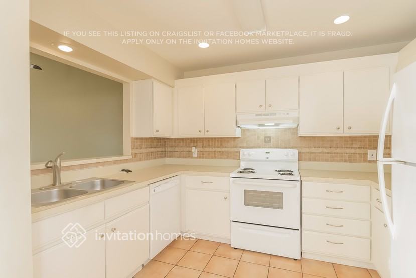 Building Photo - 203 N Lake Ct