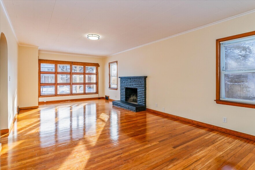 Building Photo - 32 Deland Park B