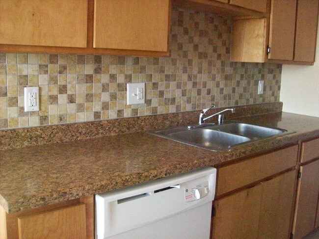 Building Photo - 2522 Gold Ave