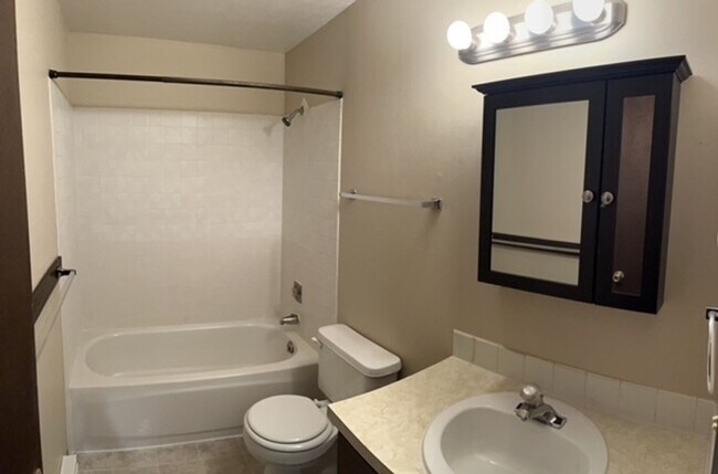 Building Photo - 1005