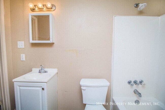 Building Photo - 300 E Lynn St