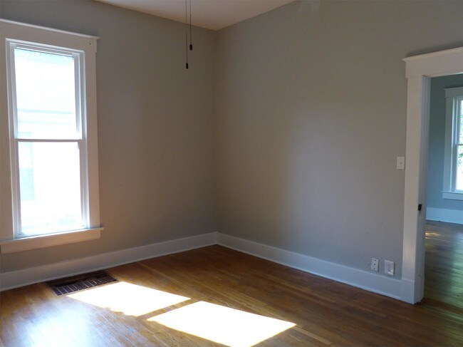 Building Photo - 923 W Elm St