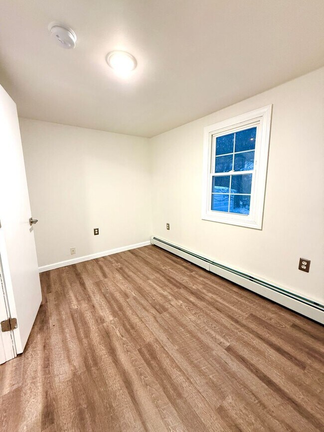 Building Photo - Walk to the Waterfront!|2BR Single-Family with Private Yard!