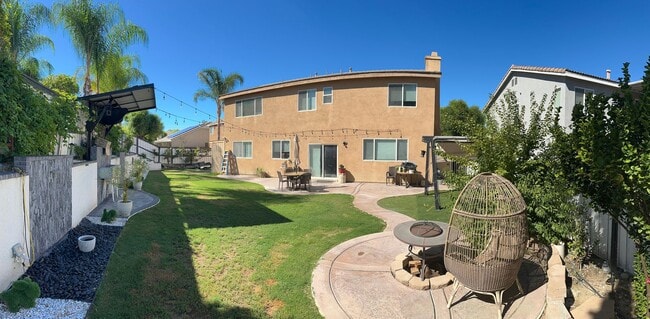 Building Photo - Large 4 bedroom / 3 bathroom San Jacinto Home