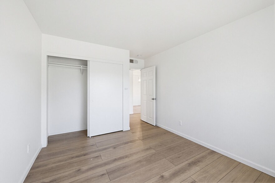 Building Photo - 4810 S La Brea Ave