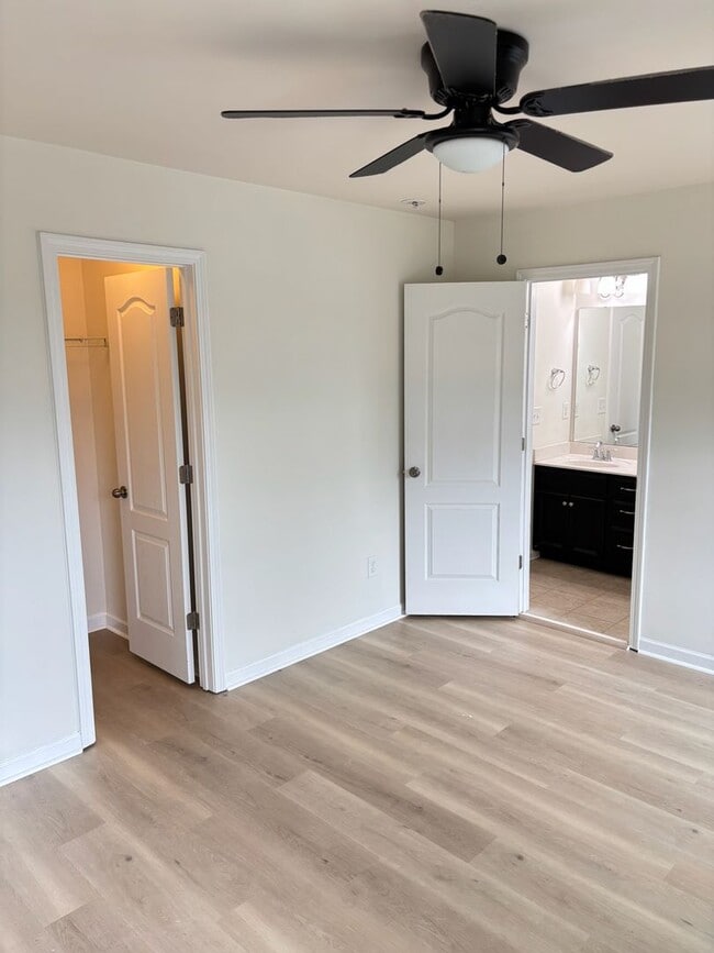 Building Photo - Renovated 3Bd, 2.5Ba End Unit Lake Norman Townhome with Fenced-in Yard and 1 Car Garage Coming Soon