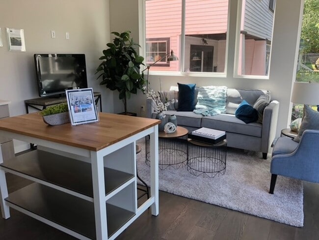 Building Photo - Gorgeous Townhome in Sunny Judkins Park-2515A E. Yesler - $2800