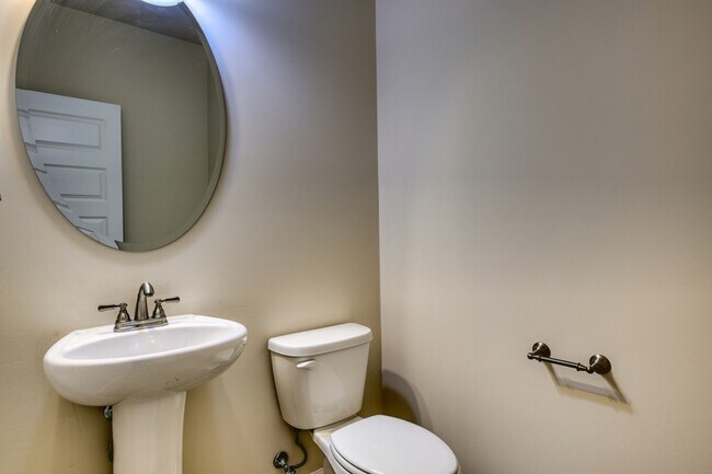 Building Photo - 13918 Brooks Dr