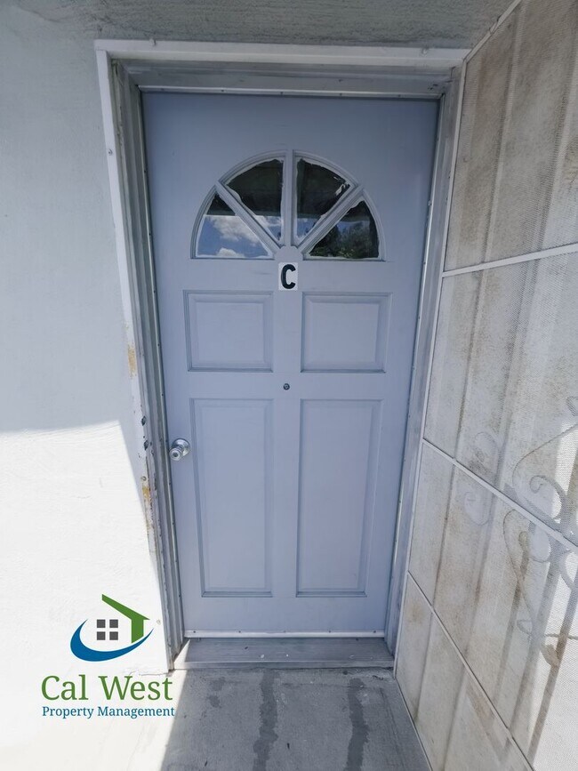 Building Photo - $2495 - Cozy 2/1 in the heart of Downtown ...