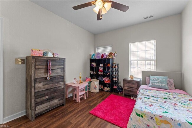 Building Photo - 3 Story Townhouse-style Condo Near Town Ce...