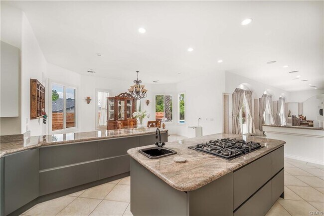 Building Photo - 5206 Topeka Dr