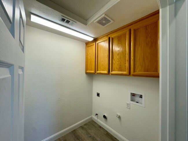 Building Photo - 3 bedroom 2 bath beautiful home in West Sac