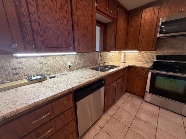 Building Photo - 1940 Ives Way Ln