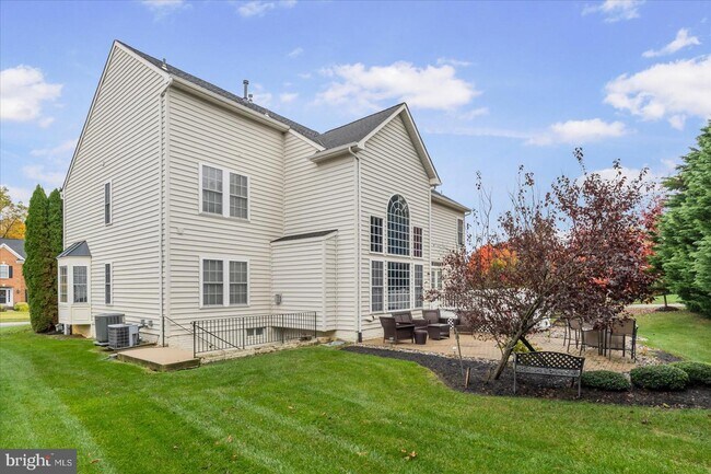 Building Photo - 1710 Stone Ivy Pl