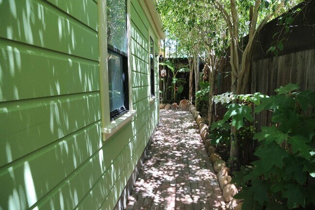Building Photo - 2206 Parkway Dr