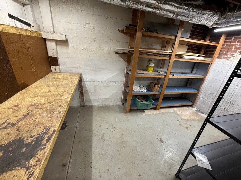 Bonus tool room with workbench - 3068 Bellerive Dr