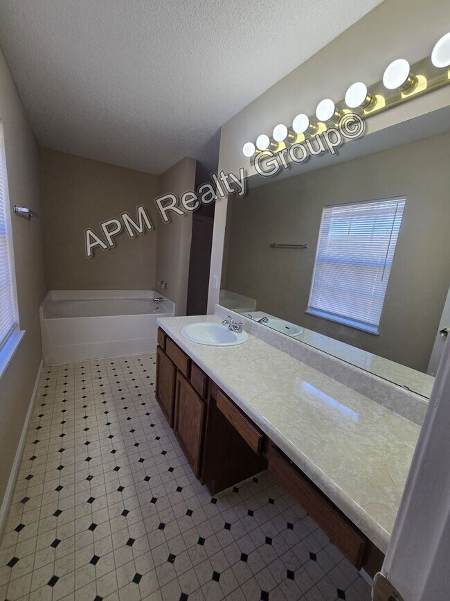 Building Photo - Spacious three bedroom home in the Northeast