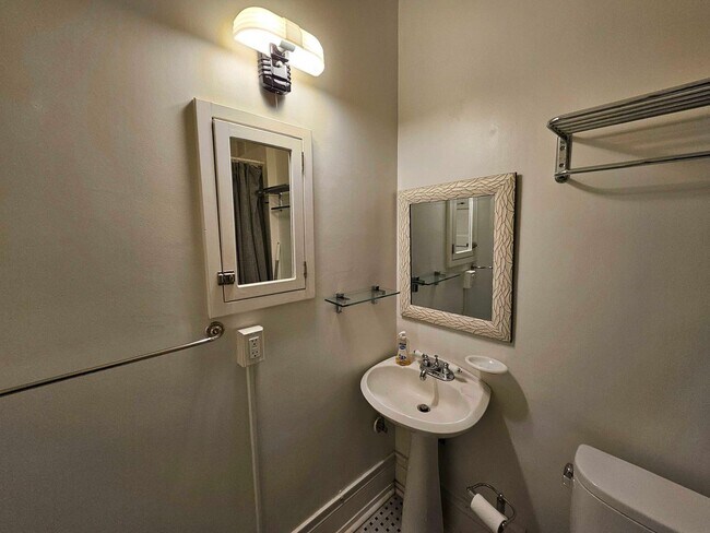 Building Photo - $500 Move-In Credit! Bright Studio Apartment with Hardwood Floors & Natural Light!