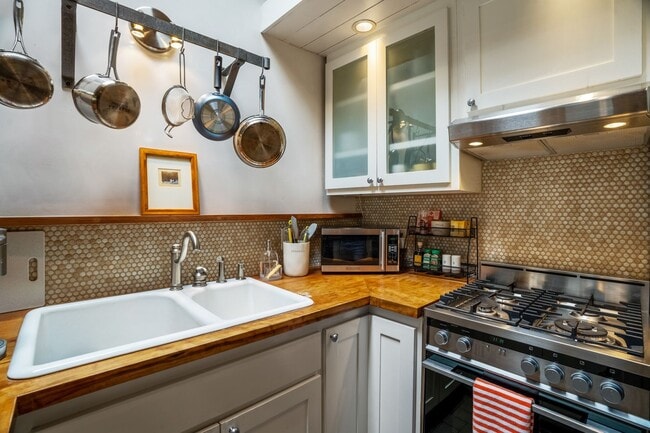 Building Photo - 573 W San Francisco St