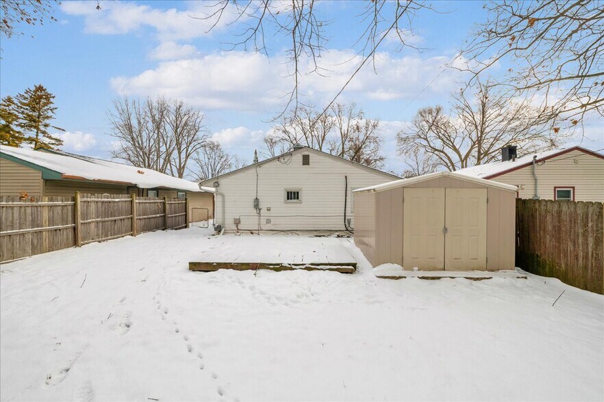 Building Photo - 26435 Tawas St