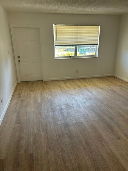 Building Photo - 1725 NW 54th Ter